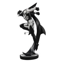 DC Direct Estatua Resina Batman Black & White White Knight by Sean Murphy 23  McFarlane Toys