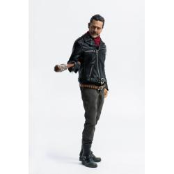 From the hit TV series ´The Walking Dead´ comes this highly detailed and fully articulated figure of Negan. It stands approx. 30 cm tall, wears real fabric clothing and comes with accessories.