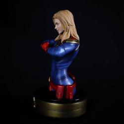 Busto de Captain Marvel fabricado de poliresina, tamaño aprox. 20 cm. Viene con 2 cabezas en una caja de regalo.