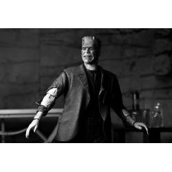 Universal Monsters Figura Ultimate Frankensteins Monster (La novia de frankestein) (B&W) 18 cm neca